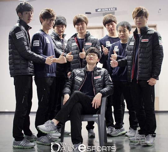 谁养了这个怪物Panson？ Xiaotian 在场上游走，抓住了 Saber 。 Weibo Gaming 首先拿下了赛点